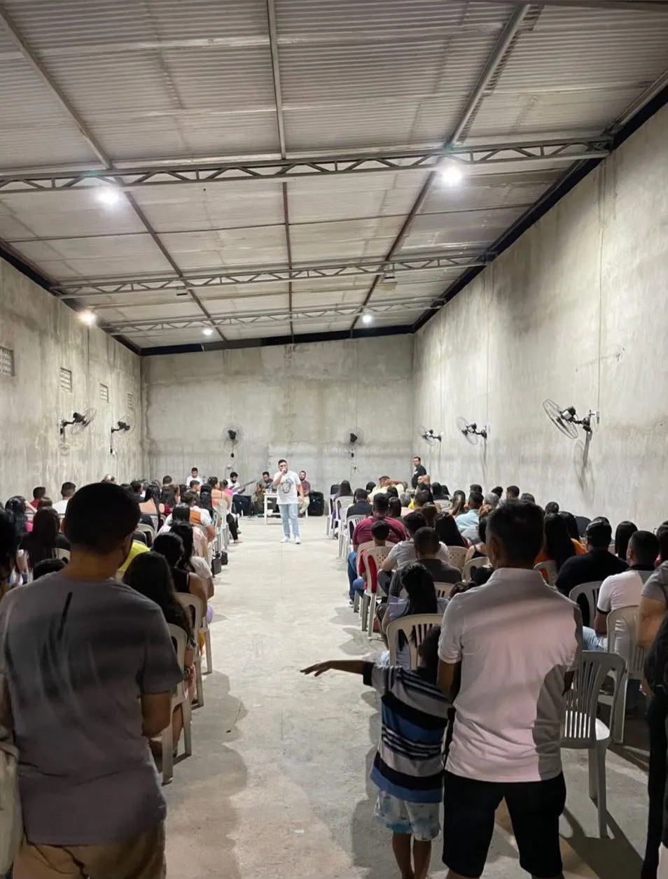 Igreja reunida em culto em um espaço maior