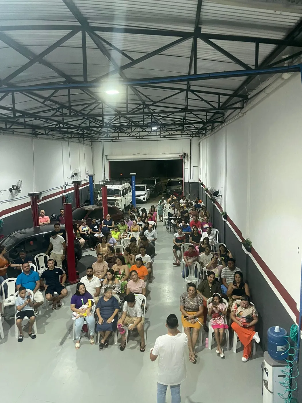 Irmãos reunidos em culto na garagem