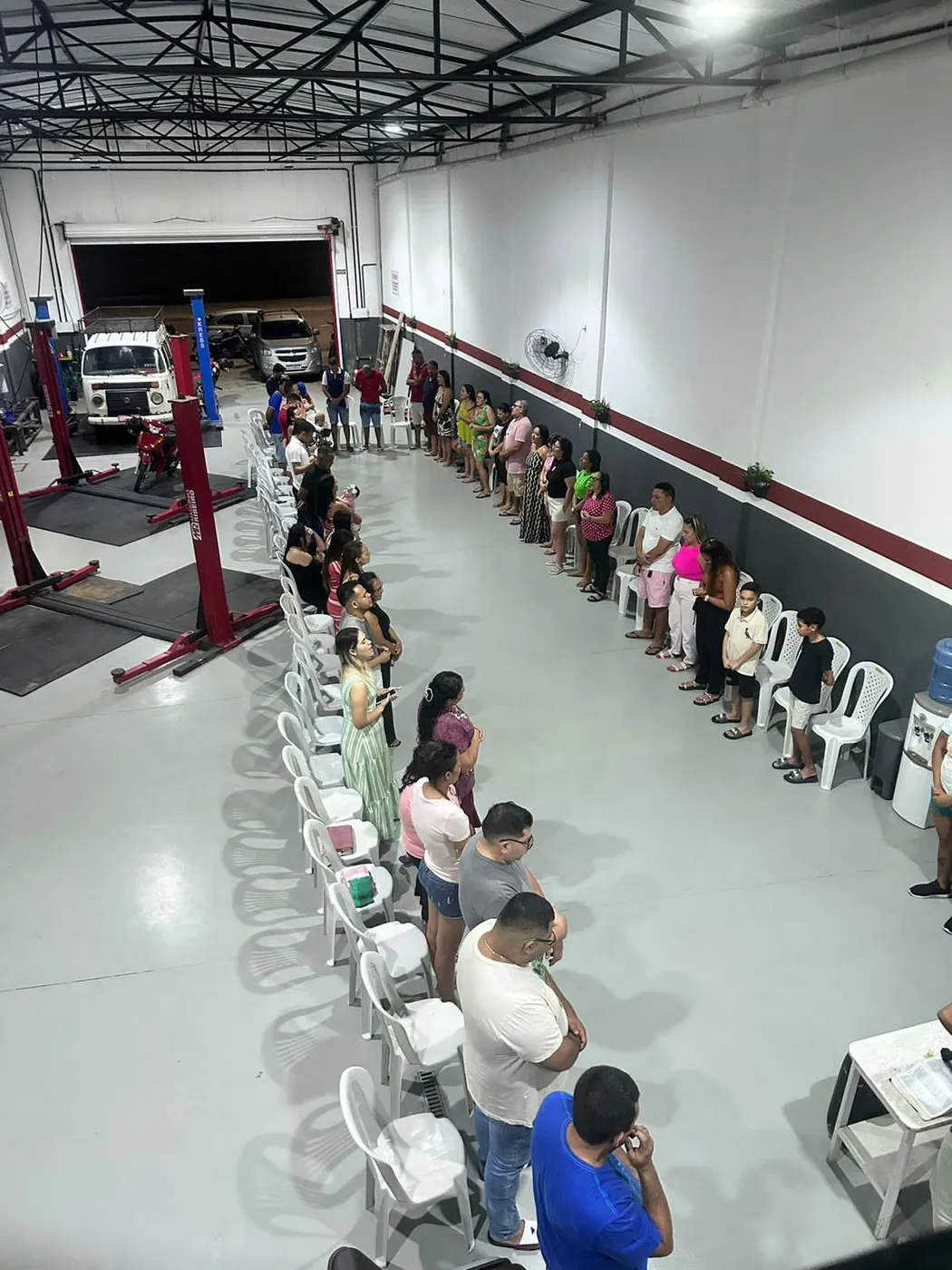 Momento de oração com a igreja em pé na garagem