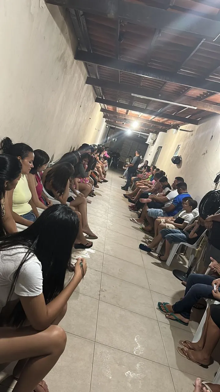 Irmãos sentados lado a lado em uma reunião da igreja